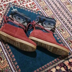 Size 7 Toms Pendleton print Sherpa lined suede boots